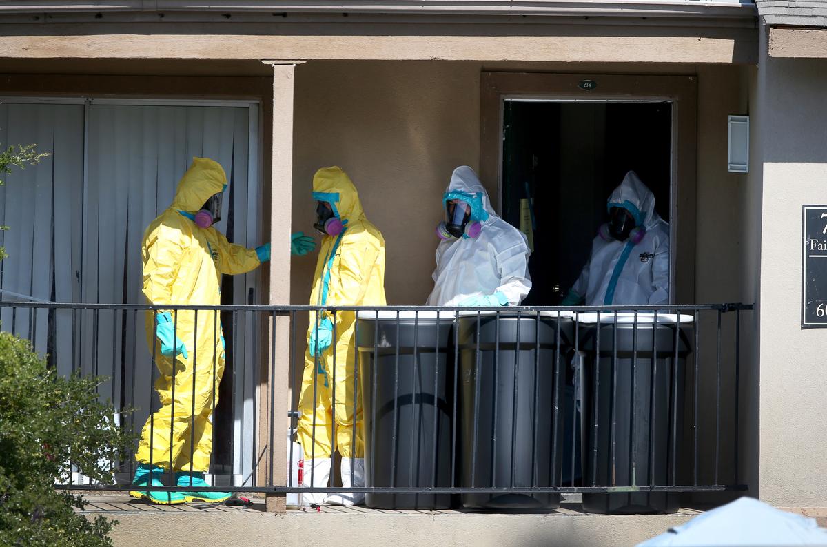 Complications Emerge as U.S. Deals With Ebola
