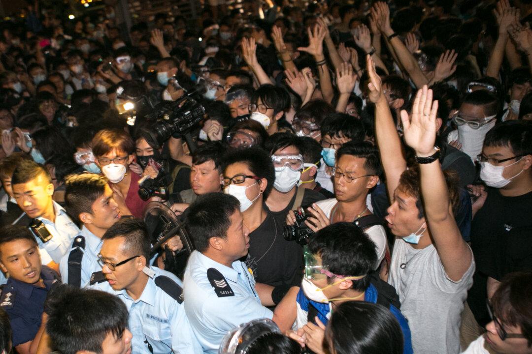 Hong Kong Leader Says He Will Meet With Students
