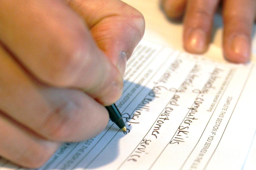 US Jobless Aid Applications Fall to 14-Year Low