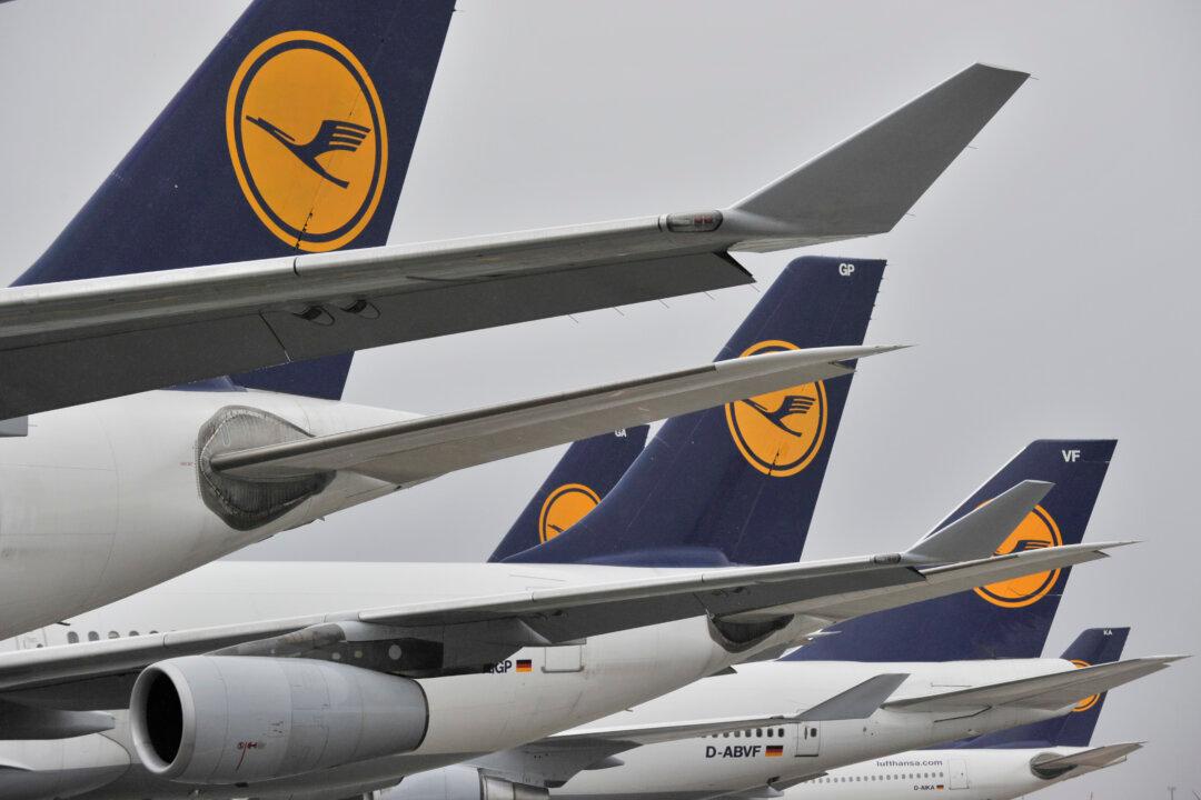 Lufthansa Passenger Threatens to Open Plane Door