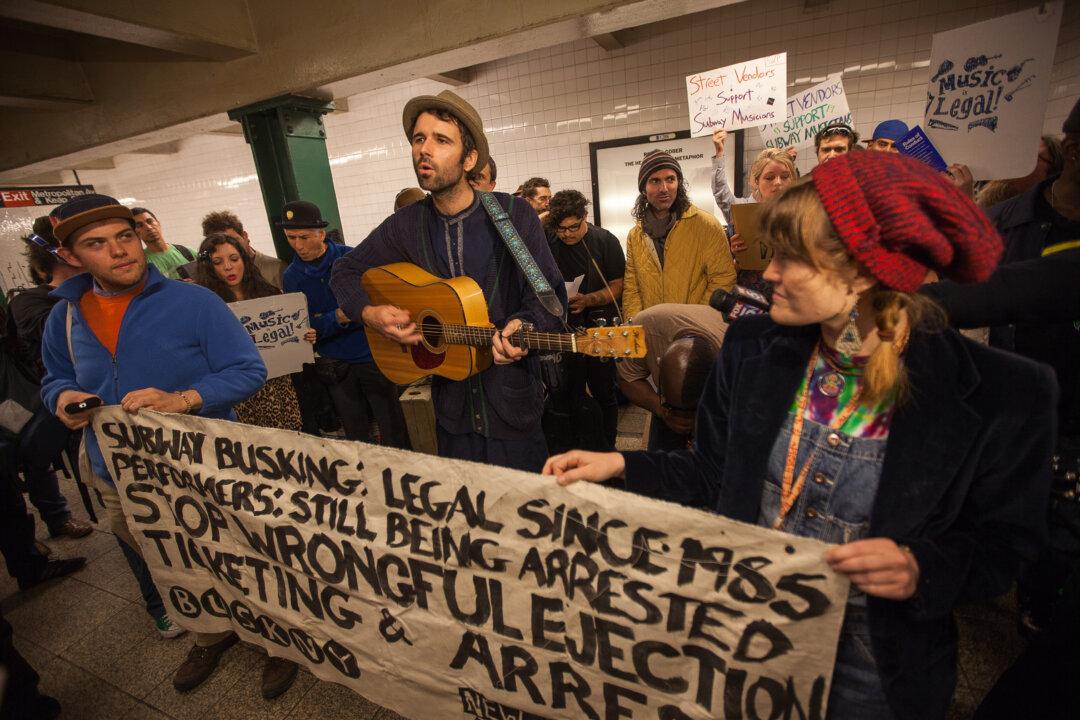 Arrested Subway Musician Andrew Kalleen Brings Performers, Politicians to File Complaint