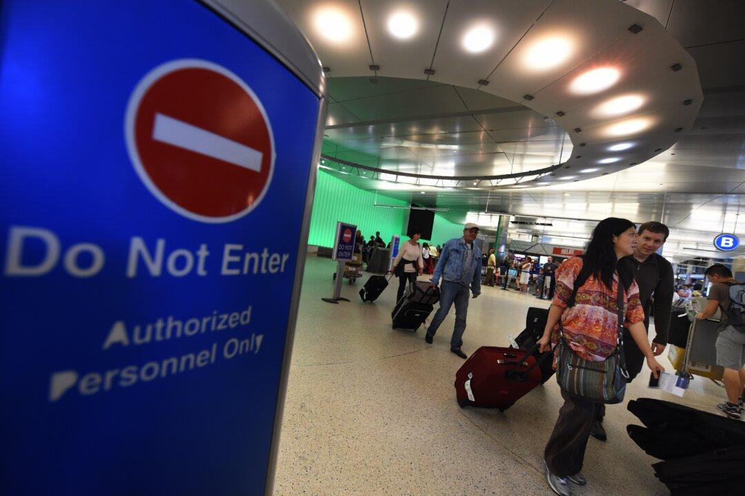 US to Track Everyone Coming From Ebola Nations