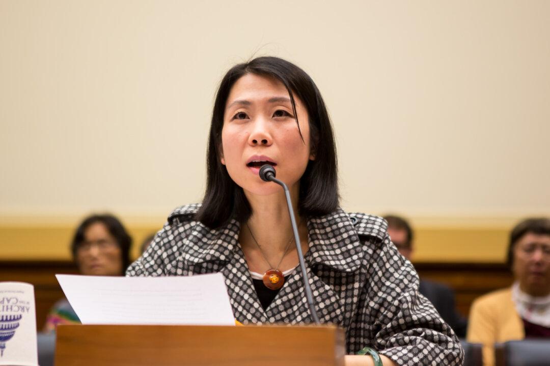 Daughter Encourages Prisoner of Conscience as He Is Taken Away to Brainwashing Center