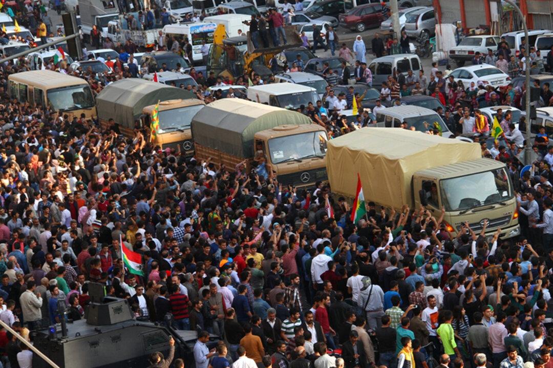 Peshmerga Troops Cheered by Fellow Kurds in Turkey