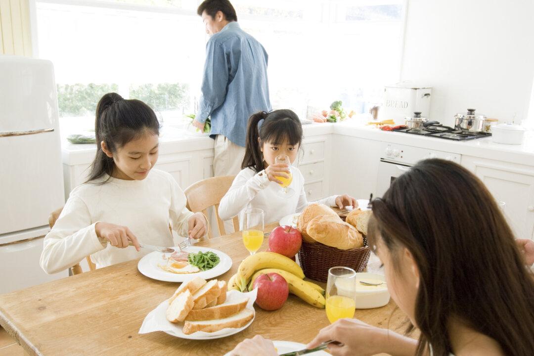Teens Who Eat Hearty Breakfasts Skip Snacks