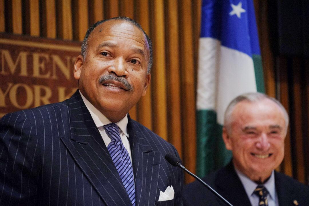 Bratton Names Training Head as 1st NYPD Deputy