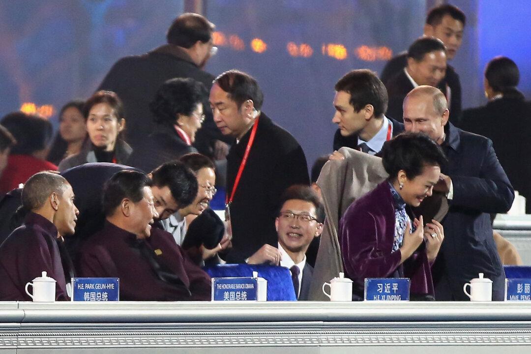 Chinese Media Censors Vladimir Putin for Giving Xi’s Wife His Coat