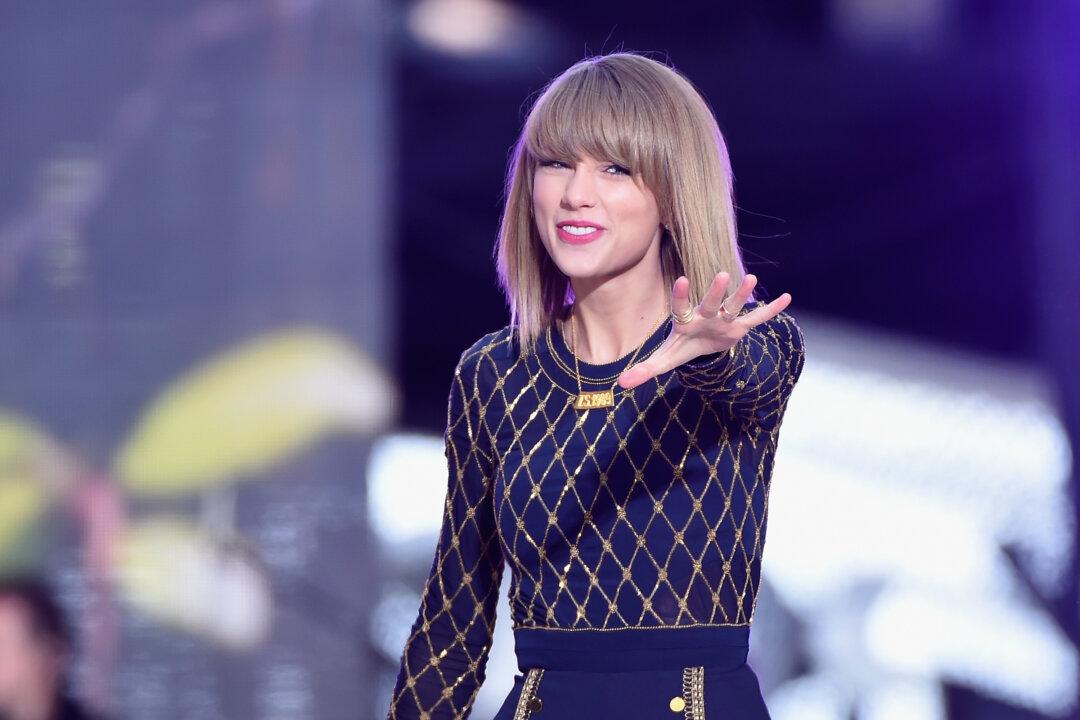 Taylor Swift Has ‘Crush’ on Chris Martin, Trying to Date Him: Report