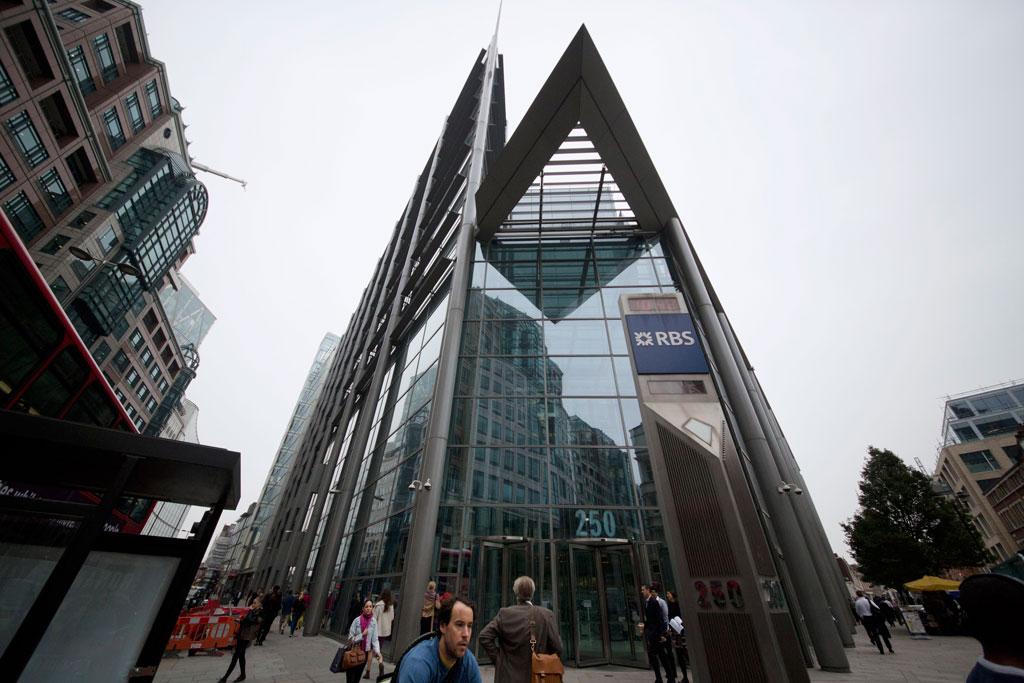 5 Major Banks Fined $3.4B for Manipulating Foreign-Currency Trading as US Stocks Edge Lower