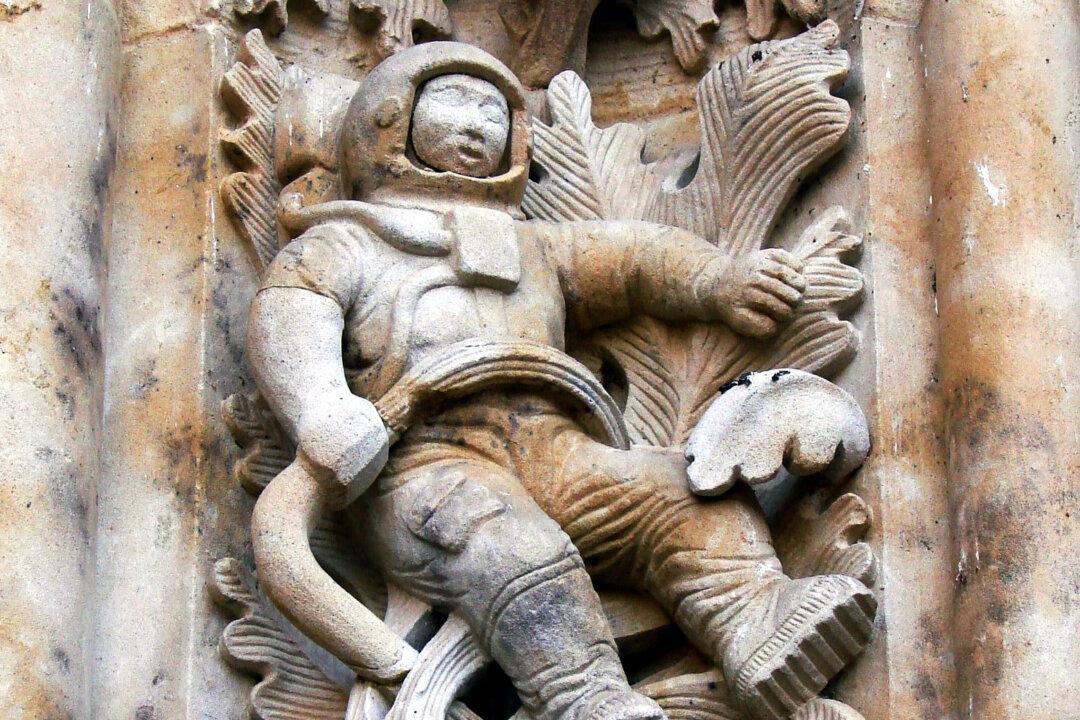 Ancient Aliens? Mysteries of the Salamanca Cathedral Astronaut Carving Revealed