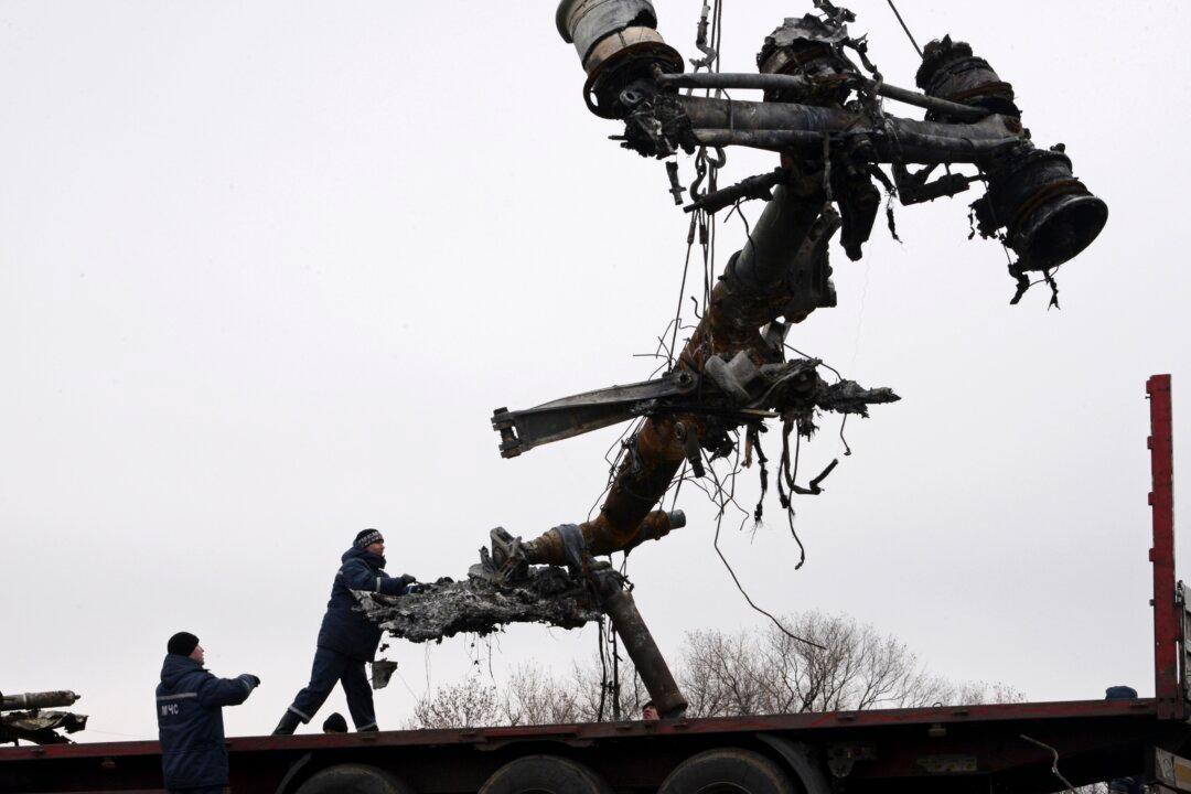 Work Starts in Ukraine to Collect Wreckage of MH17