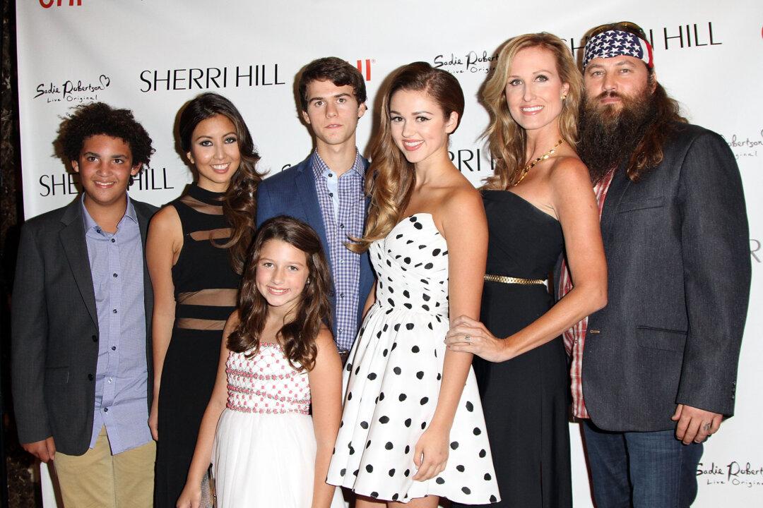 Sadie Robertson Praises Sisters Bella and Rebecca, Father Willie in New Book