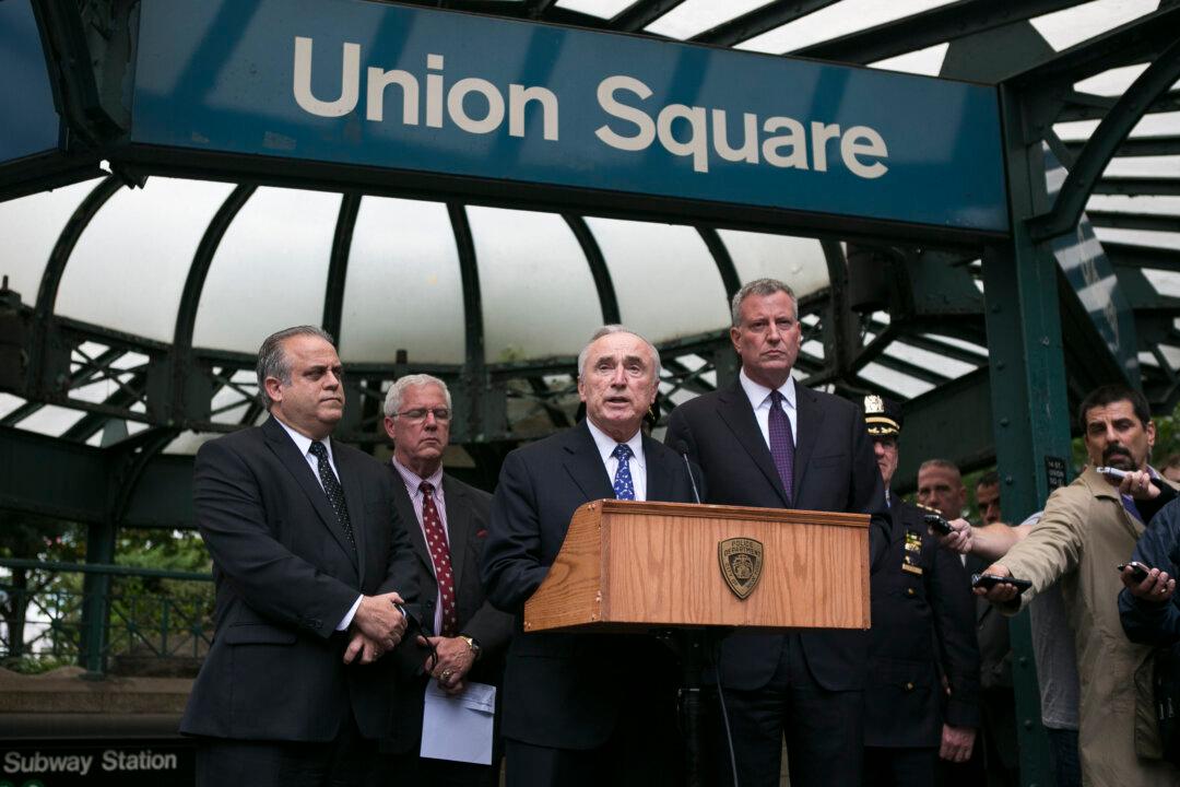 De Blasio’s Dilemma: What to Do With a Top Cop Who’s Smarter Than the Mayor?
