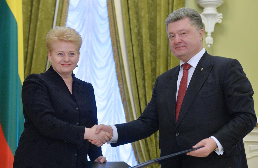 Cash Cut to Ukraine Rebel Areas in Risky Strategy