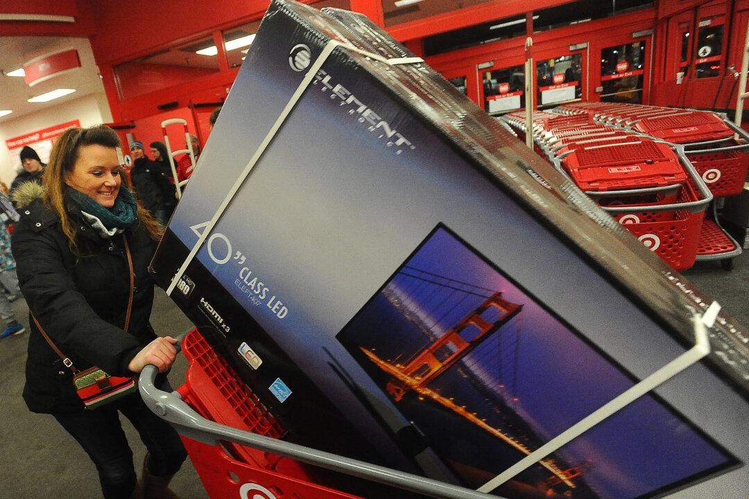 Welsh Couple Stumble Upon Not Black Friday 2014 in NYC, and Leave Unimpressed