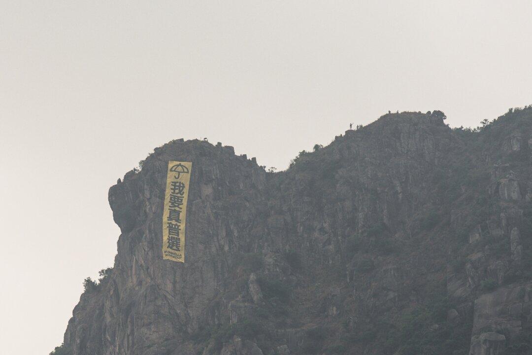 HK: Lion Rock ‘Genuine Universal Suffrage’ Banner Briefly Back