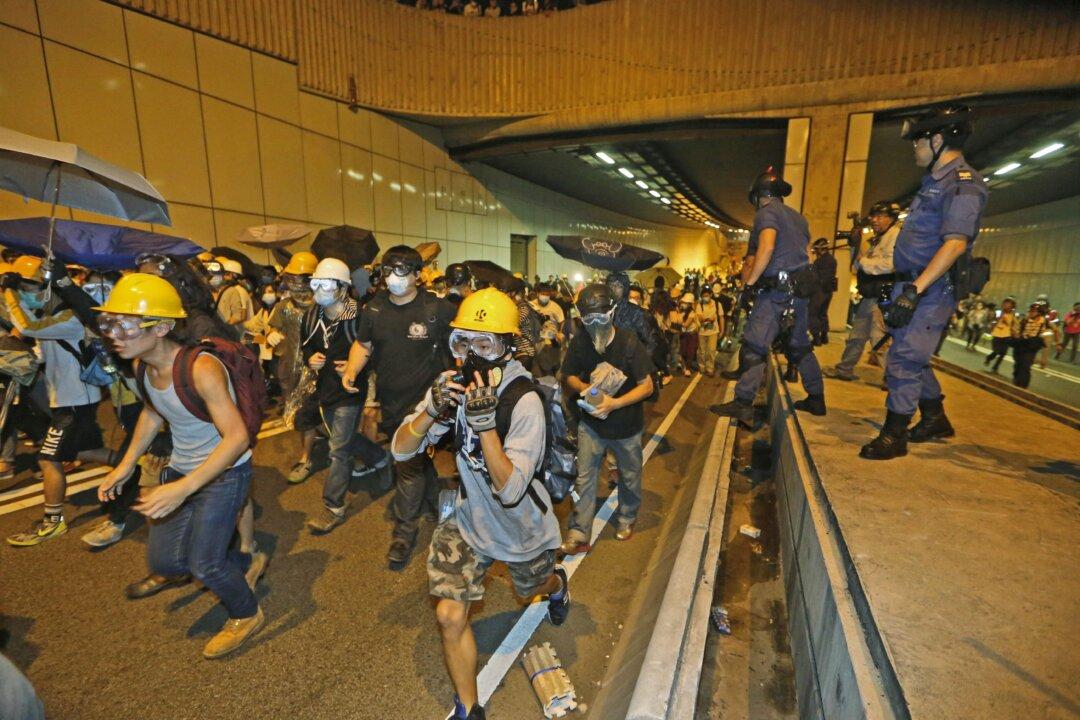 Hong Kong: Students, Police Clash Outside Gov’t HQ as Protesters Step Up Occupy Movement (+Photogallery)