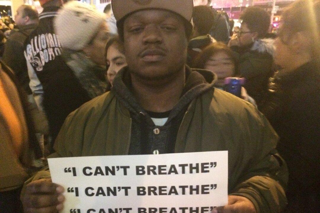 Eric Garner Decision Leads Hundreds to Protest at Rockefeller Center