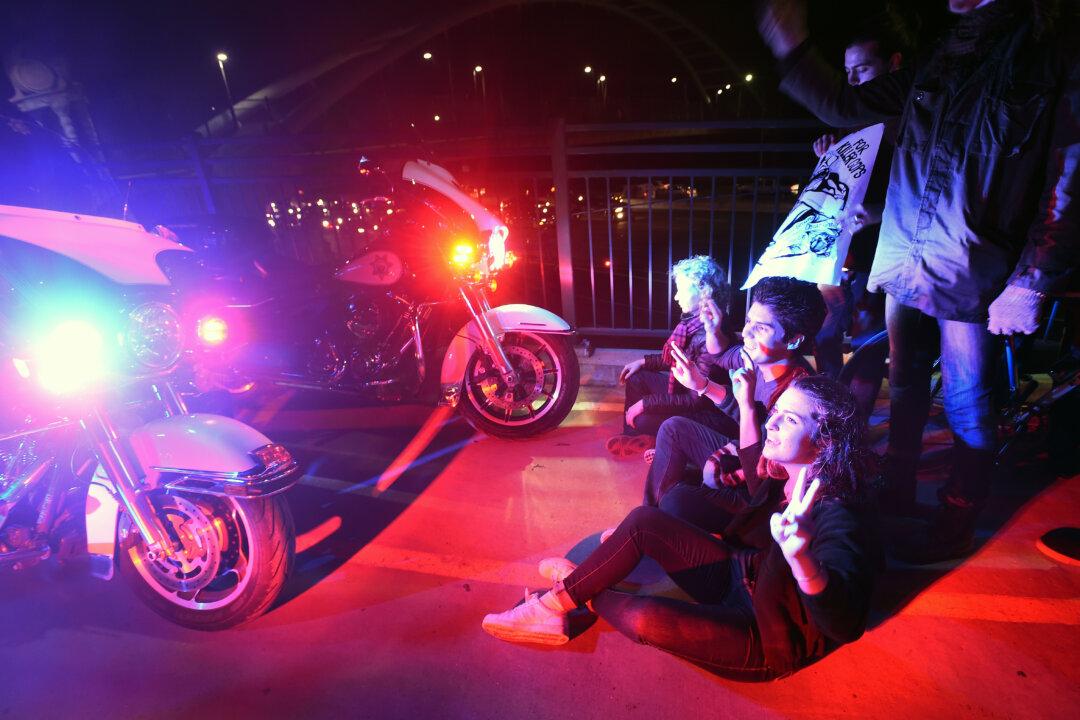 Illinois General Assembly Outlaws the Recording of Police