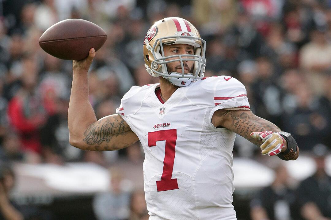 Giants Player Victor Cruz Reacts to Colin Kaepernick’s Refusal to Stand During National Anthem