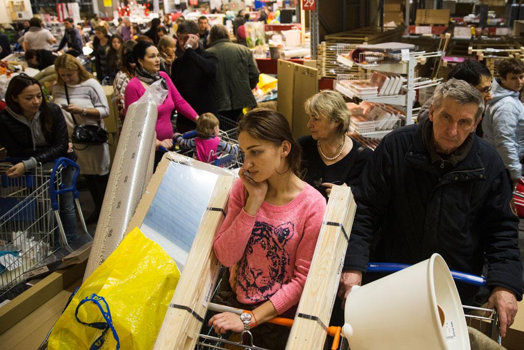 Russians Rush to Shop Before Falling Ruble Raises Prices