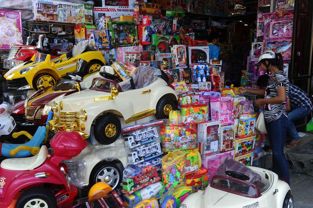 French Customs Seizes Dangerous Christmas Toys From China
