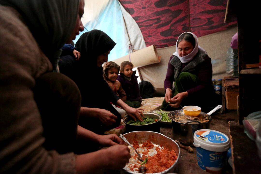 Iraqi Kurdish Troops Open Corridor to Sinjar