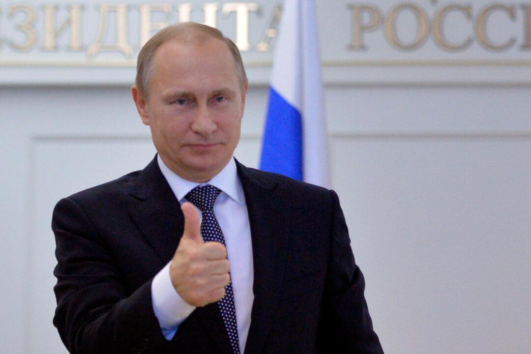 Vladimir Putin Hasn’t Died, Suggests Russian Gov’t, and Shows Photos of Him in Meeting