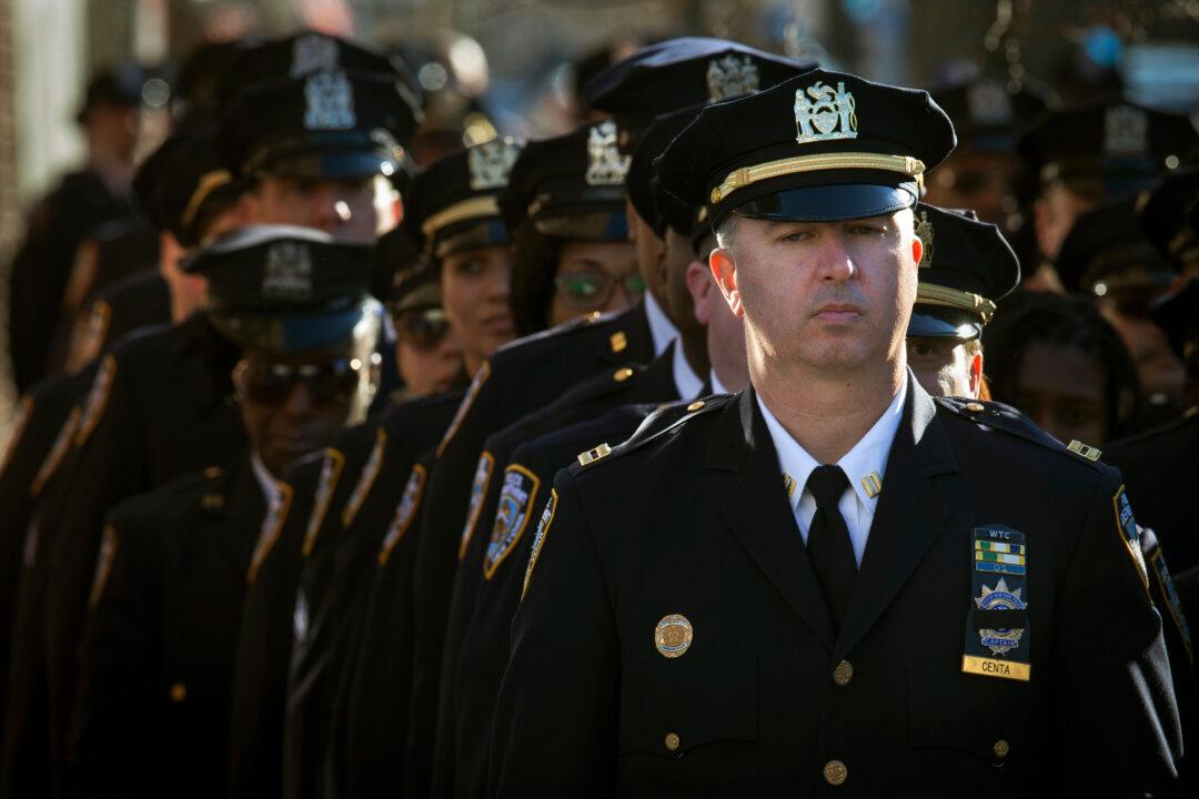 Thousands Attend 8-hour Wake for Slain NYC Officer (+Photos, Video)