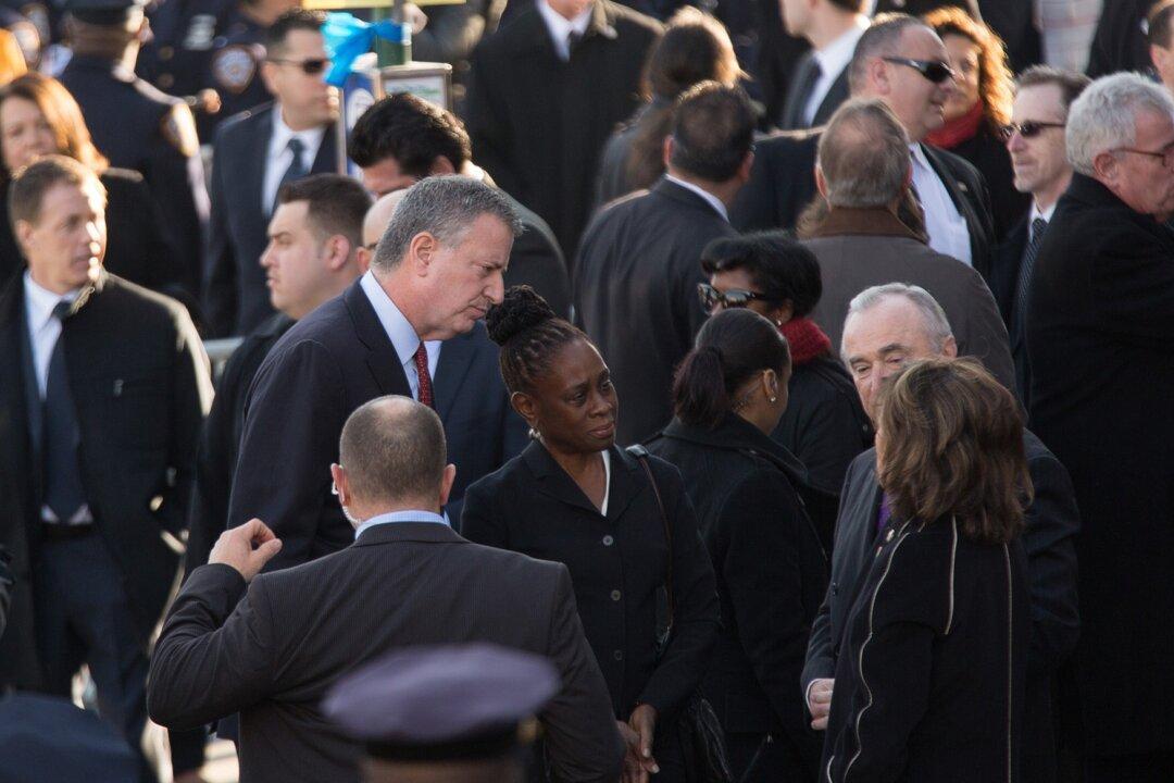 Police Outside Rafael Ramos Funeral Turn Backs on de Blasio