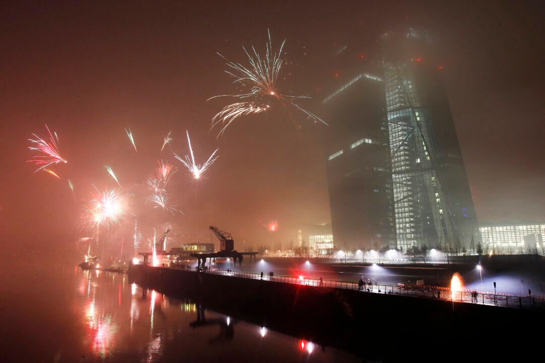 Struggling EU Hopes 2015 Bring Better Fortunes