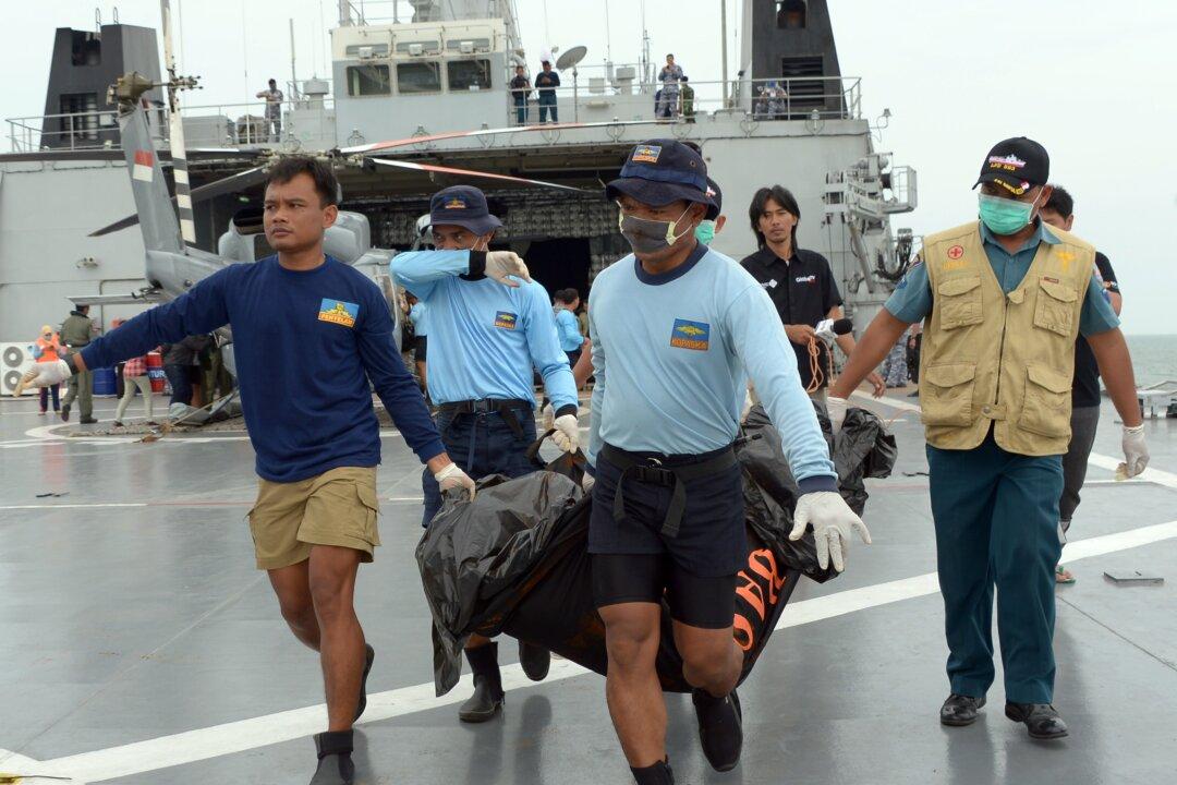 4 Large Objects Detected in AirAsia Wreckage Hunt