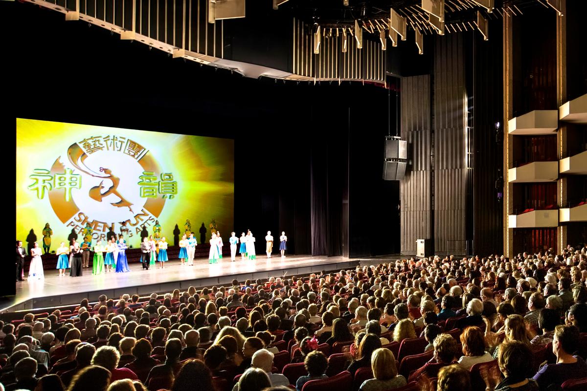 Ottawa Theatregoers Cheer for Shen Yun