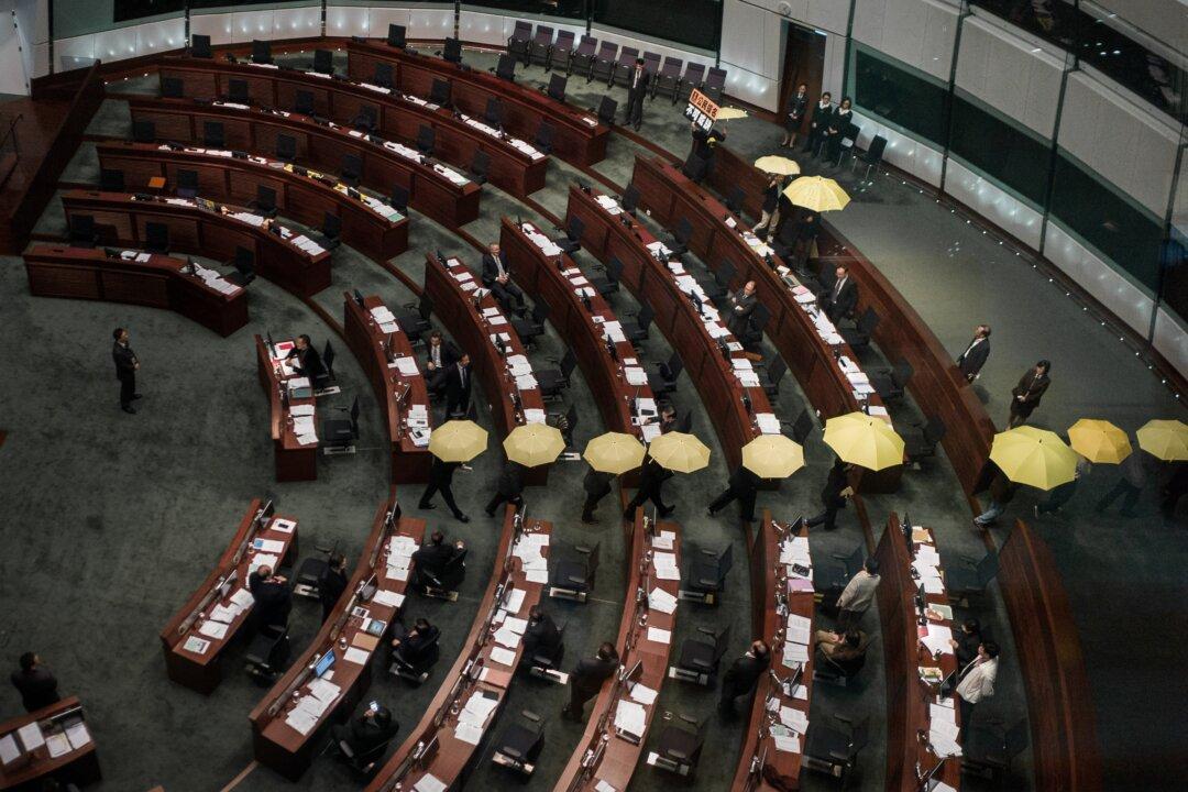 Hong Kong: Pro-Democracy Lawmakers Unfurl Yellow Umbrellas in Council Boycott