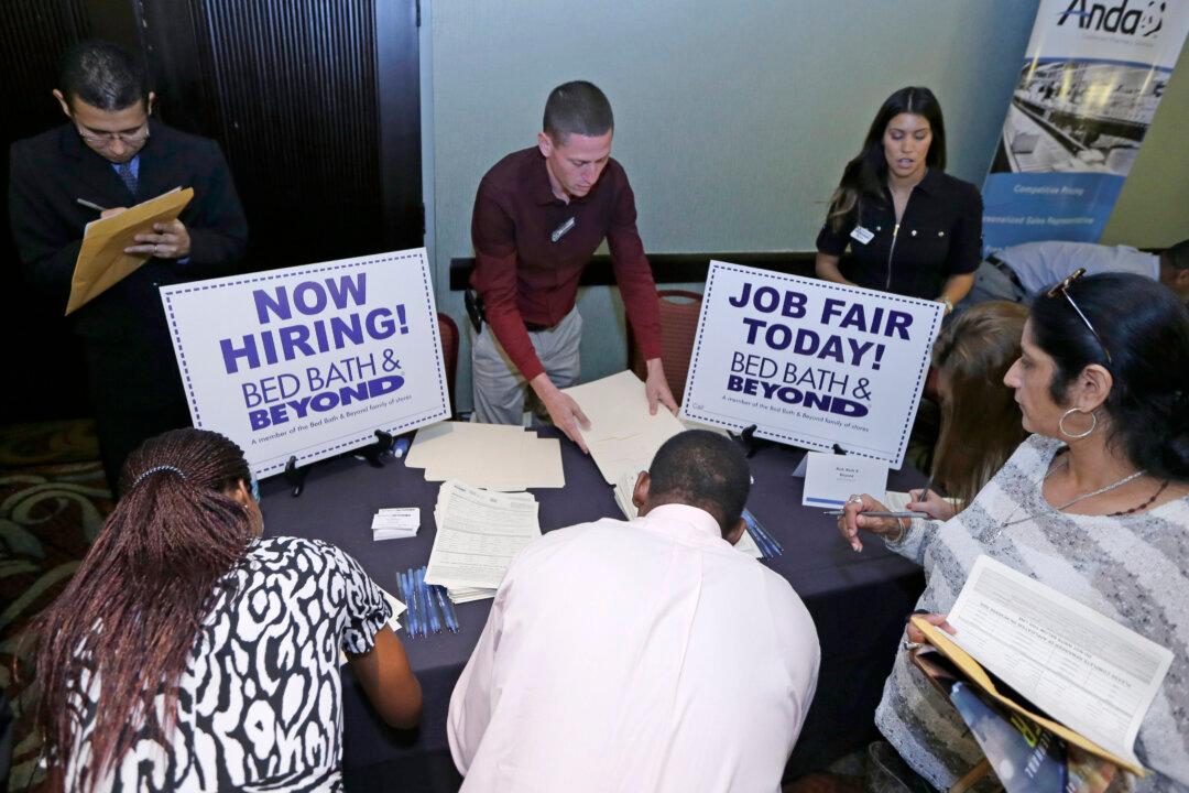 US Adds 252K Jobs in December; Unemployment 5.6 Percent