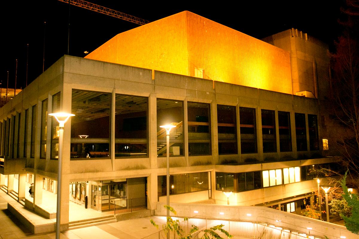 Couple Celebrates 25th Anniversary at Shen Yun in Berkeley