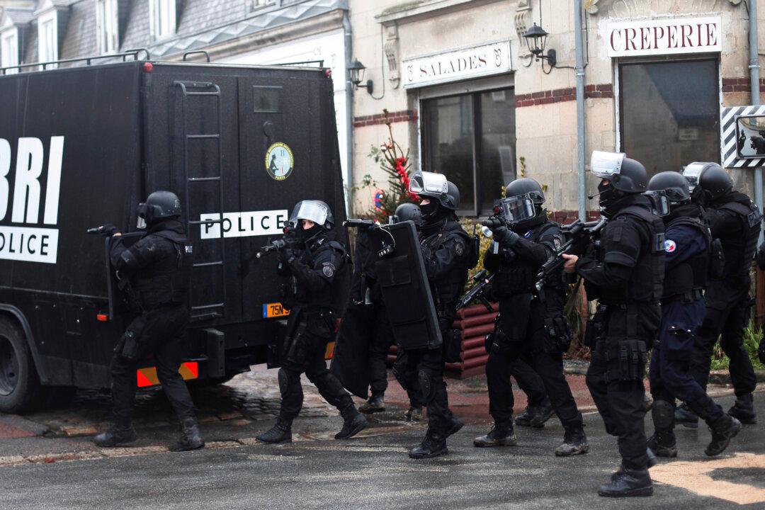 French Police Detain 9 in Massive Hunt for 2 Suspects of Charlie Hebdo Attack