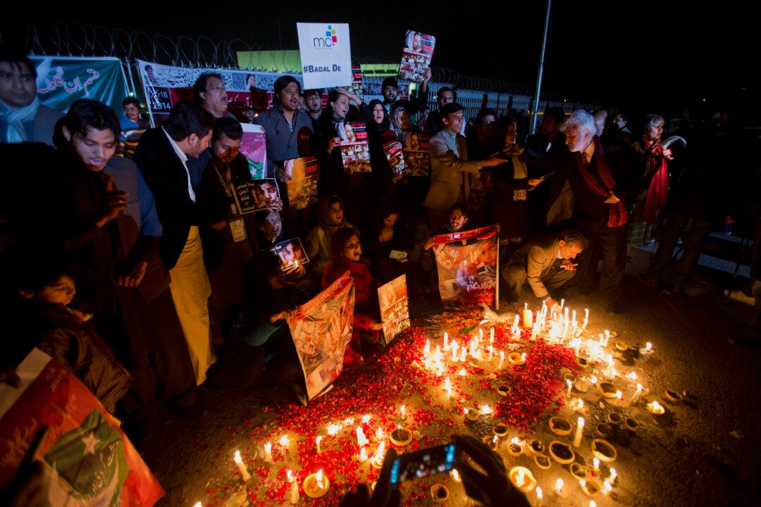 5 Arrested for Pakistan School Massacre