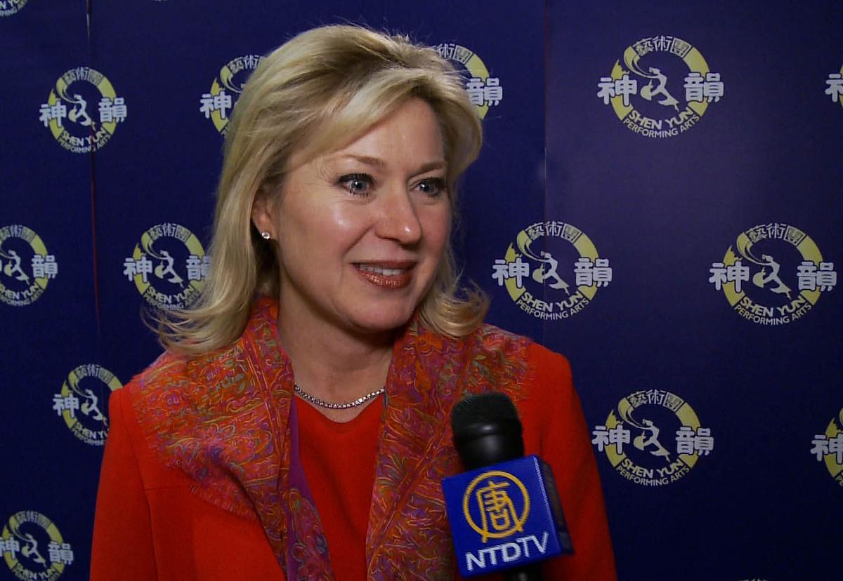Mississauga’s Mayor Crombie Applauds Shen Yun