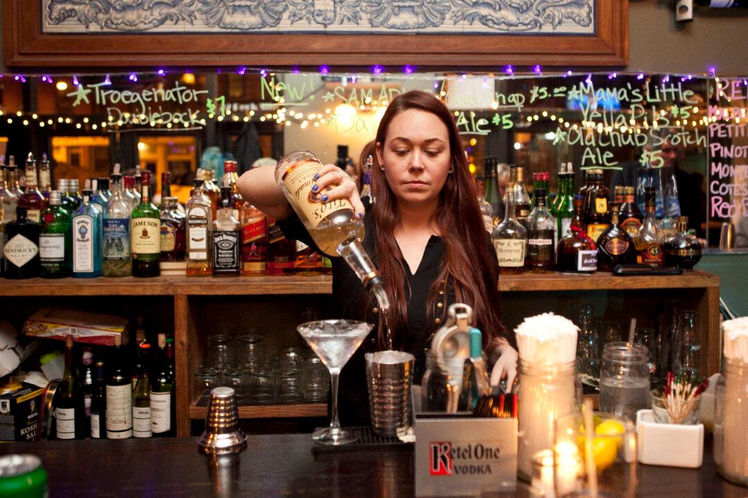 NY Servers Seek Raise as Restaurant Owners Defend Tip System