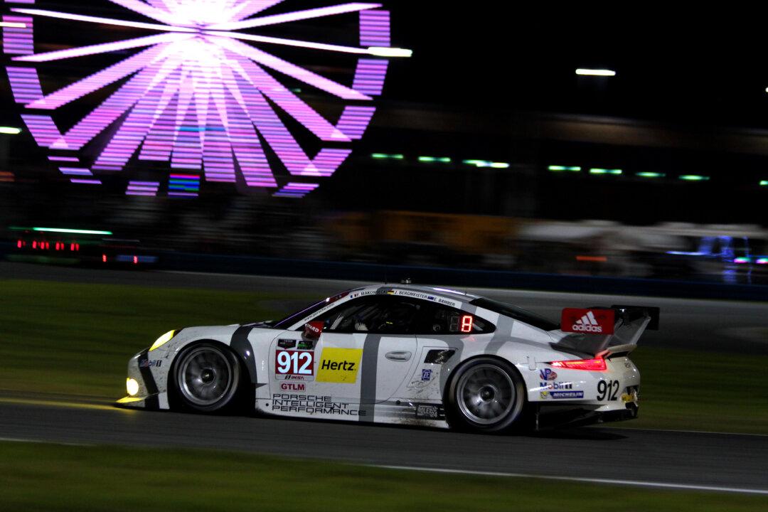 Rolex 24: Caution No. 9 as Porsches Collide
