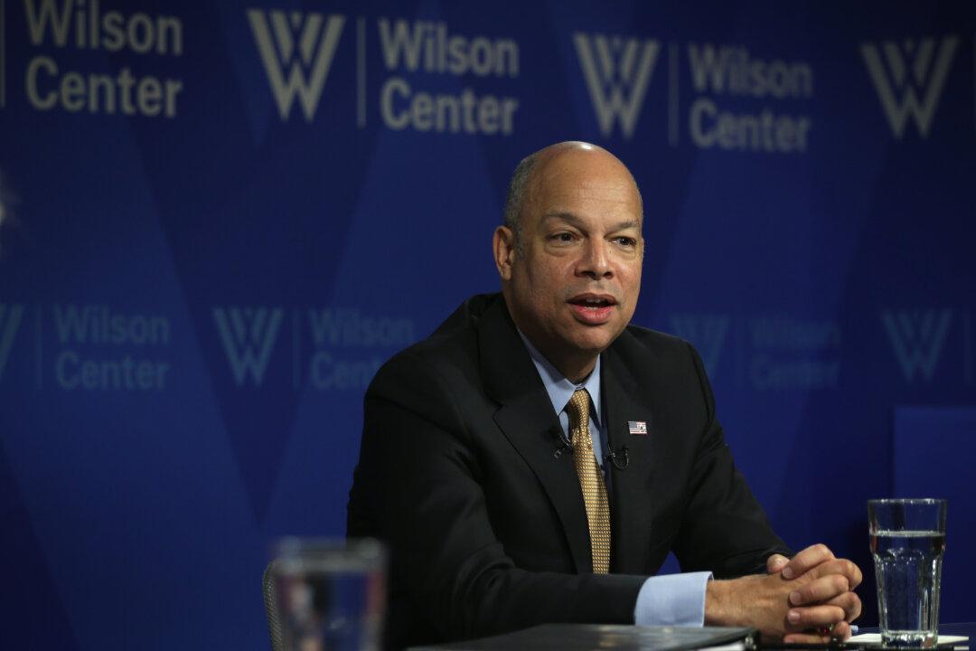 DHS Chief Defends Obama on Immigration