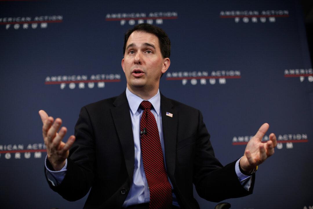 Walker, Paul Leads in Iowa Poll