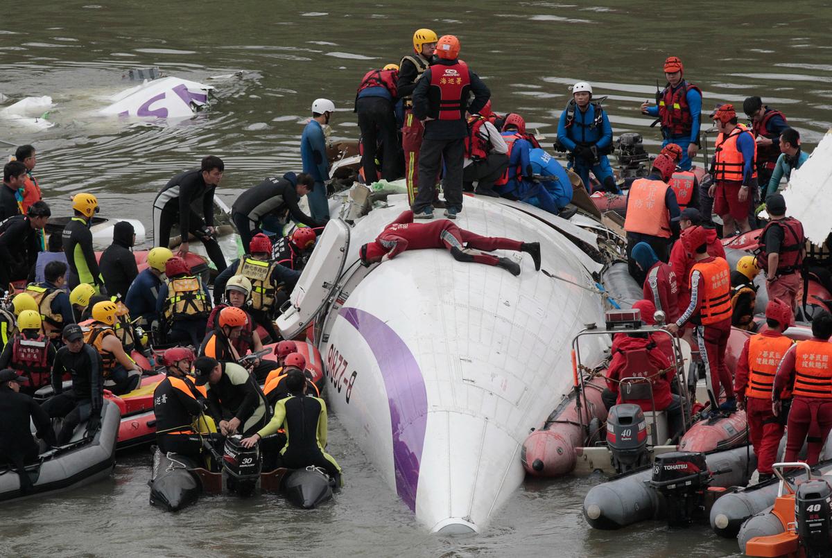 UPDATED: TransAsia Airways Plane Crash: Video Shows Airplane Accident Taipei, Taiwan (Photos)