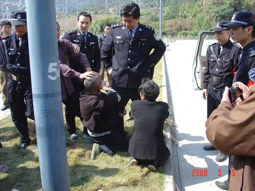 A photo from March 5, 2008, showing Chinese urban enforcement officials, known as "chengguan," in action against civilians. (Sina Weibo)