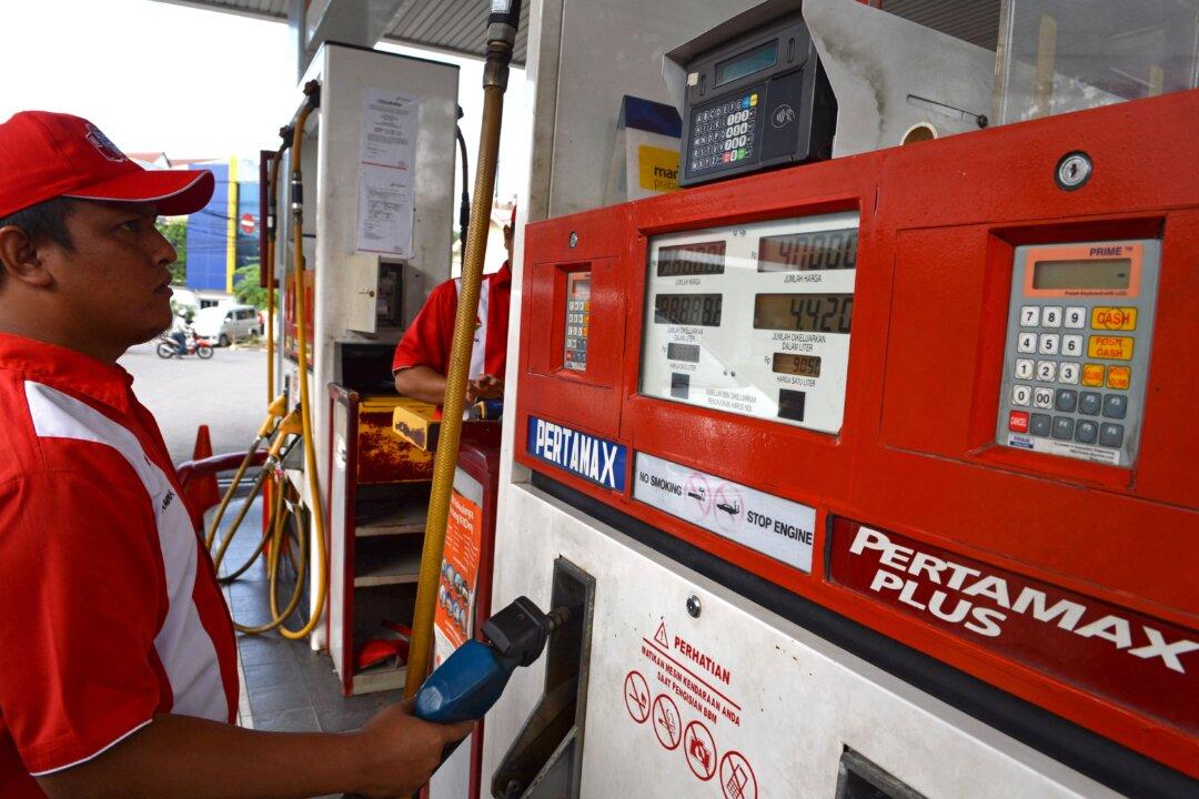 Falling Oil Prices Reverberate Through Indonesia and Malaysia