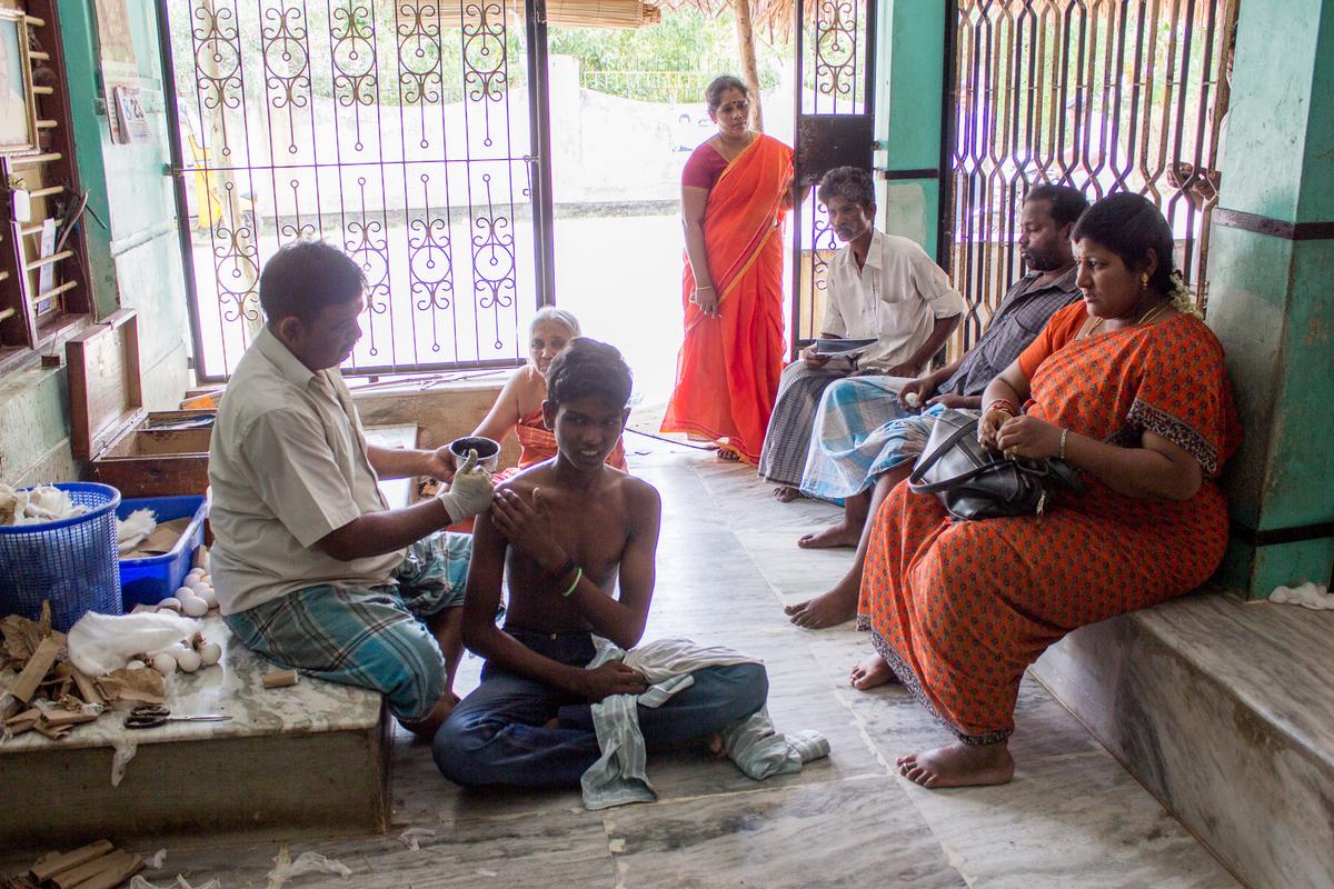 Traditional Bone-Setting Technique in India Uses No X-rays, Painkillers, or Casts