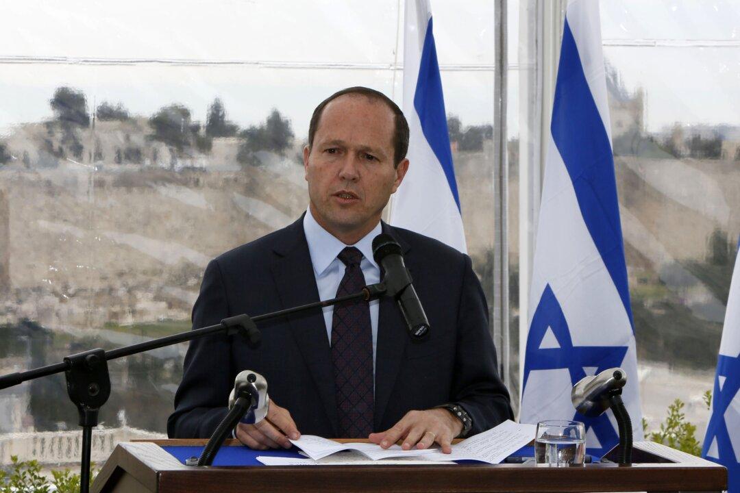 Jerusalem Mayor Intervenes in Knife Attack