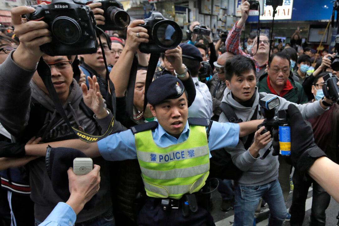 Hong Kong Police Use Pepper Spray, Make Arrests in Yuen Long Protest