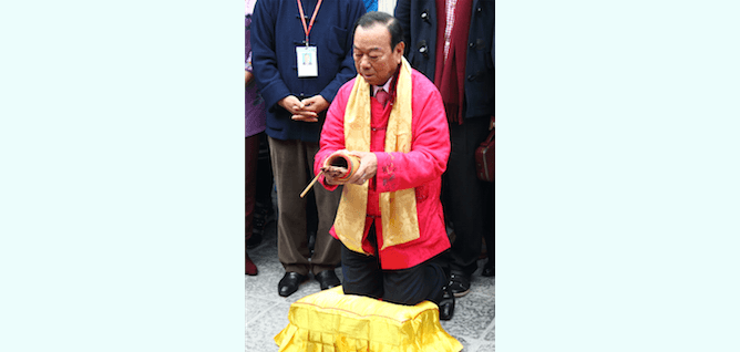 Fortune Stick Advises Hong Kong Not to Be Dazzled by Profit